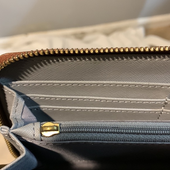 Fossil wallet vintage brown, zipper pull missing. Still zips - Picture 4 of 6